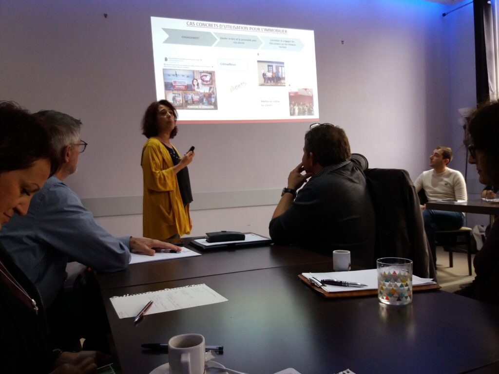 Karine Mahieux animant une formation en marketing digital auprès de professionnels de l’immobilier
