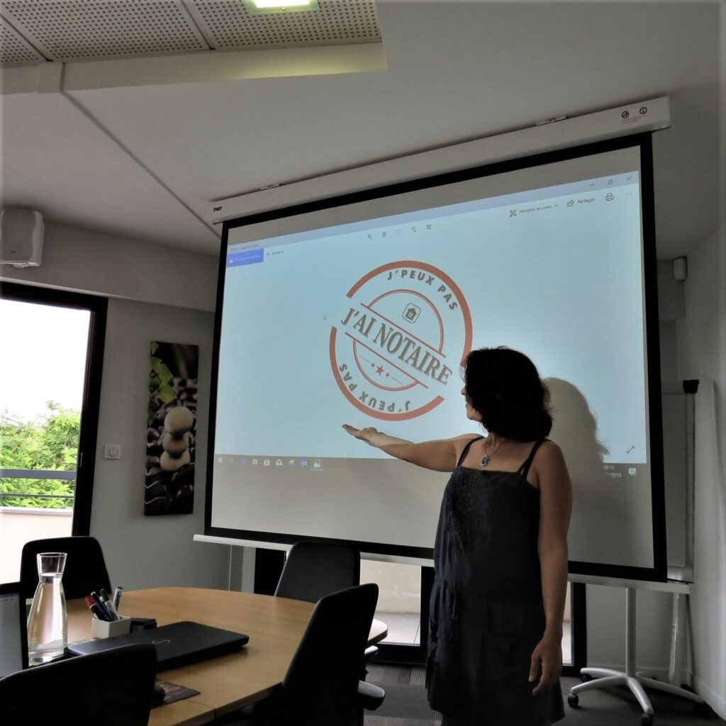 Karine Mahieux en formation devant le visuel « J’peux pas, j’ai notaire »